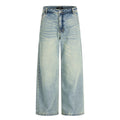 Jeans homme en denim délavé.