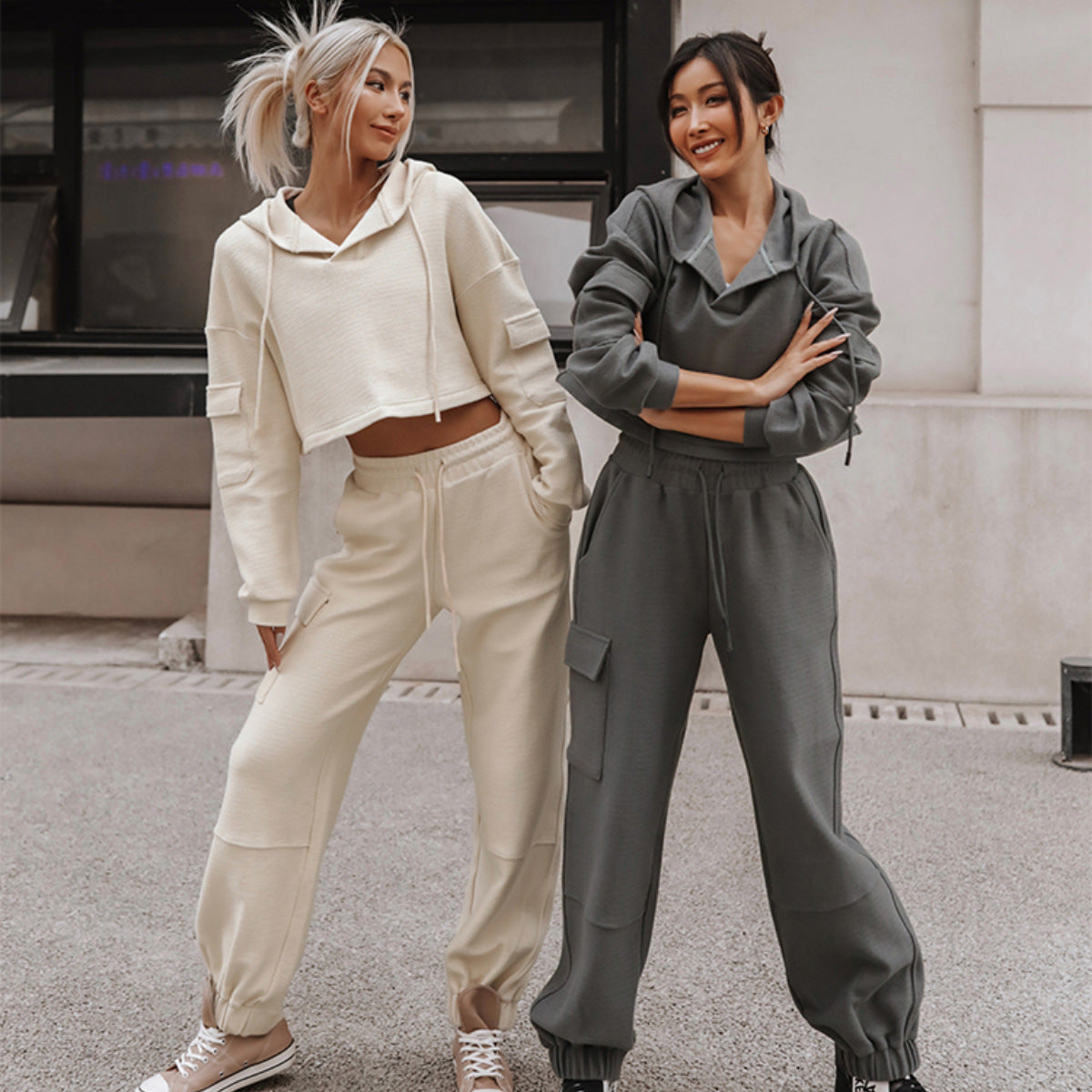 Conjunto Tracksuit com Bolso e Capuz