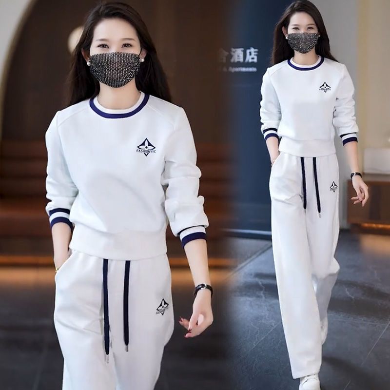 Cropped hoodie paired with wide-leg pants tracksuit