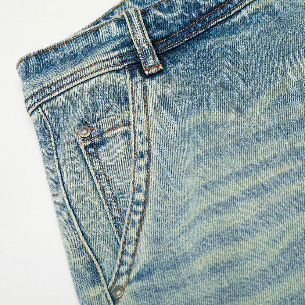 Jeans homme en denim délavé.
