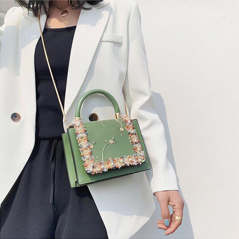 Clutch de Renda com Corrente