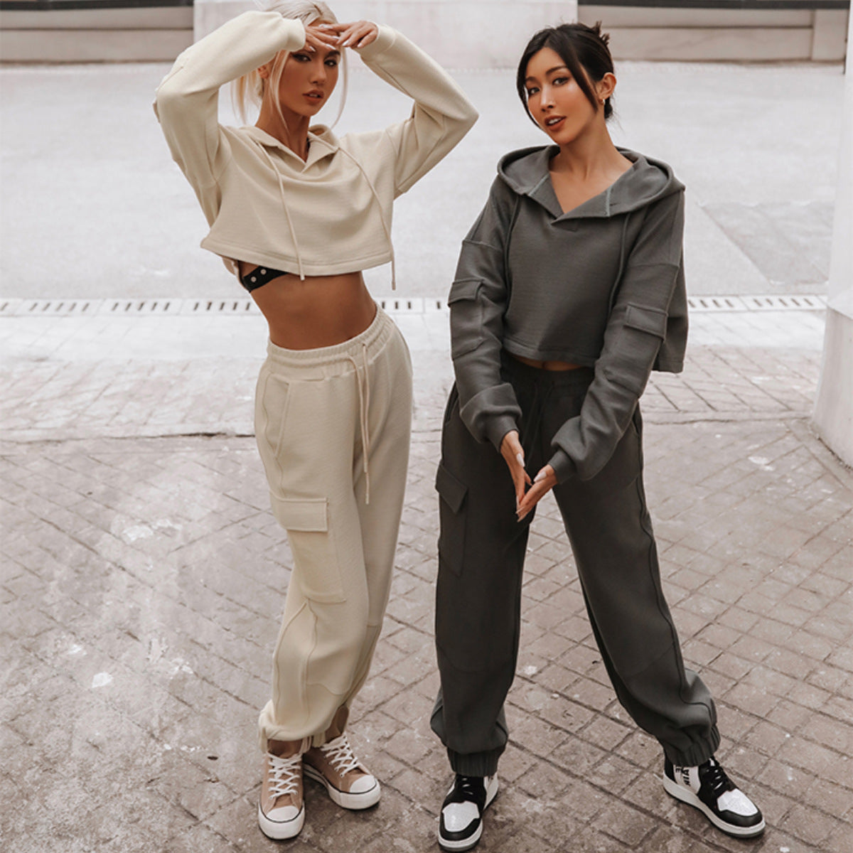 Conjunto Tracksuit com Bolso e Capuz