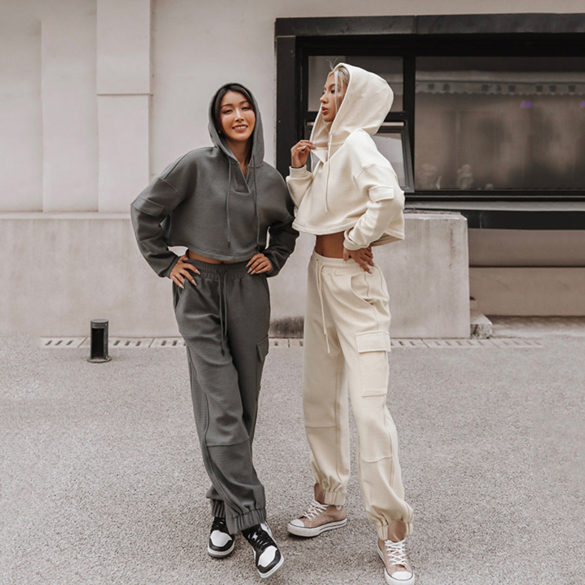 Conjunto Tracksuit com Bolso e Capuz