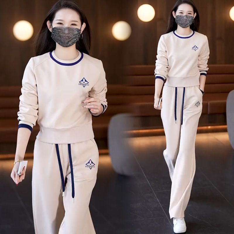 Cropped hoodie paired with wide-leg pants tracksuit