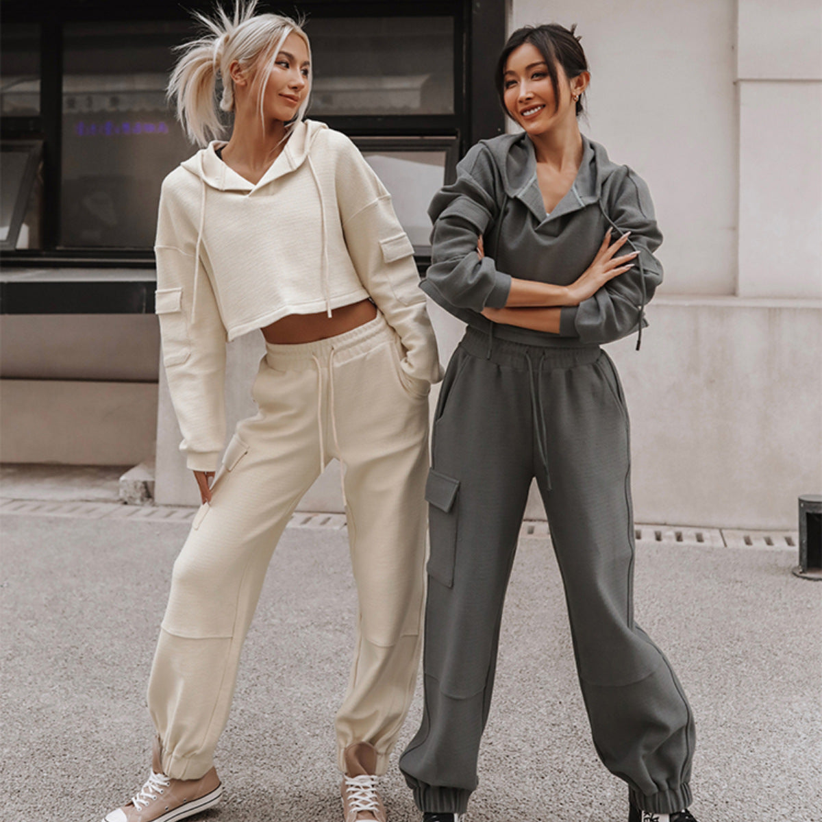 Conjunto Tracksuit com Bolso e Capuz